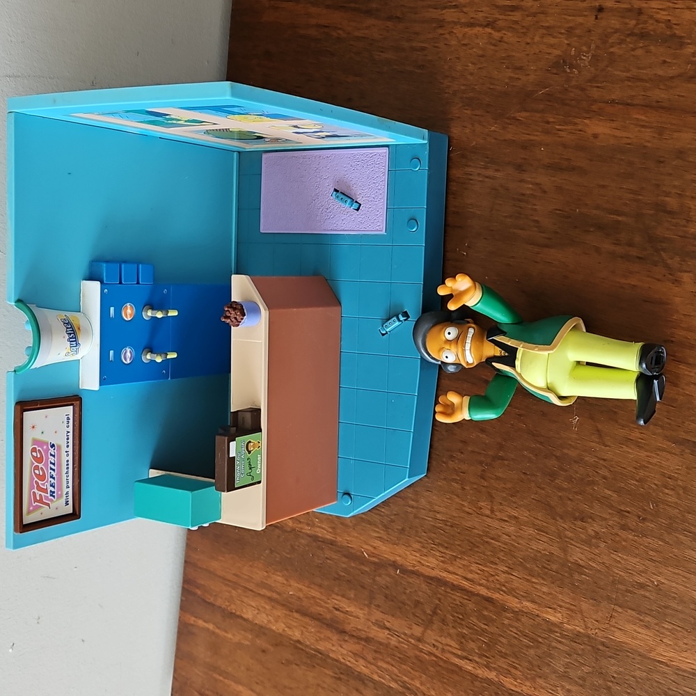 Vintage 2000 Simpsons Kwik-E-Mart & Apu Nahasapeemapetilon Figure